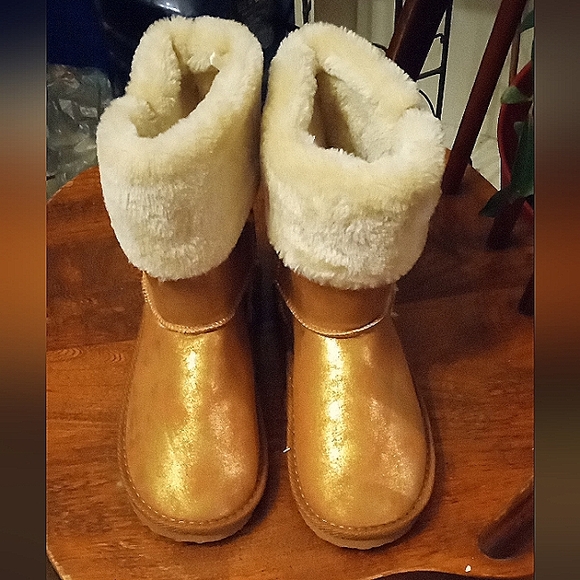 Gold and faux fur lined boots - Picture 1 of 4